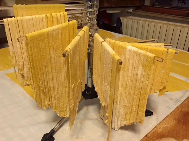Pasta fresca fatta in casa stesa ad asciugare